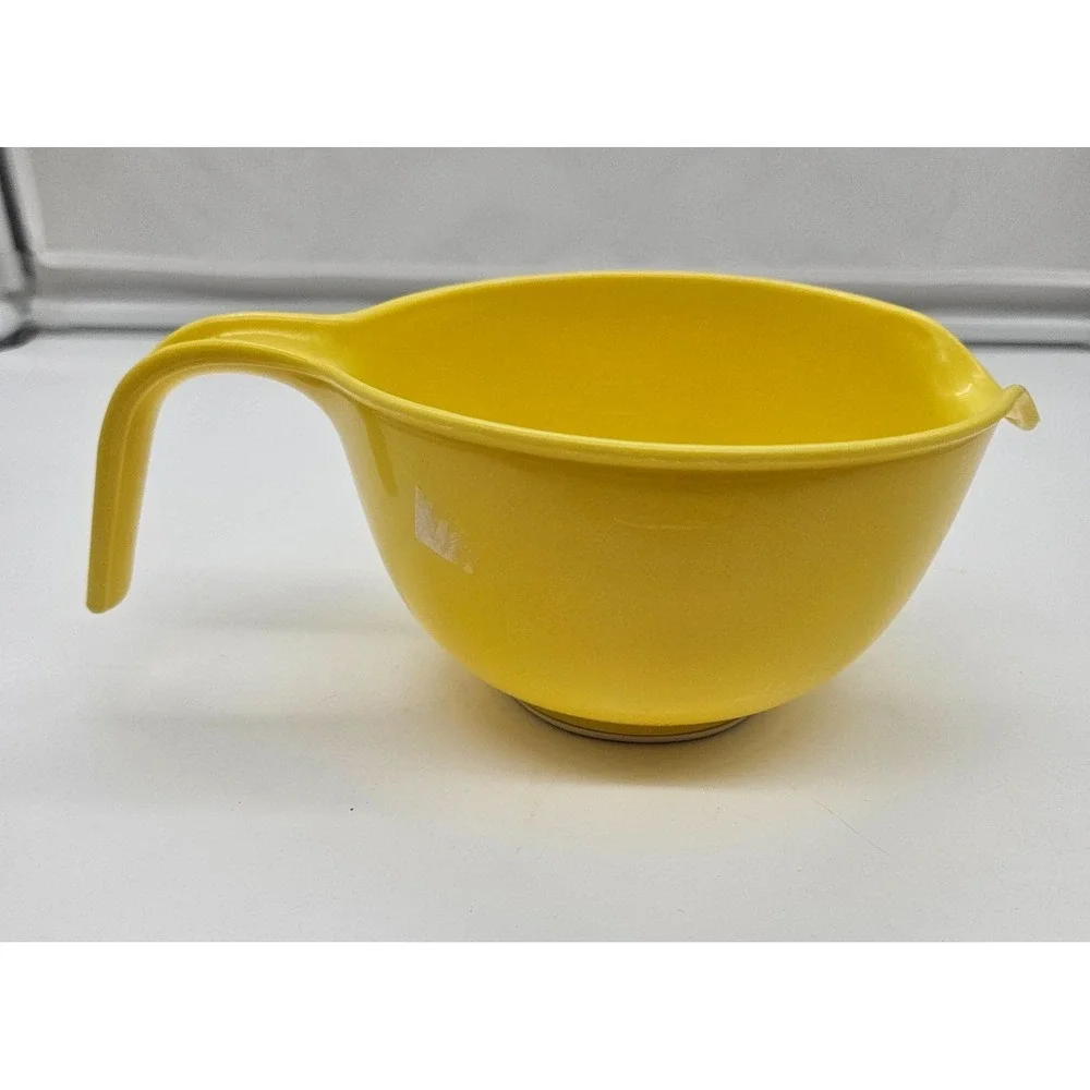 Vintage Rubbermaid Yellow Batter Bowl 3004 Pour Spout Handle 1.5 Qt Retro Bowl
